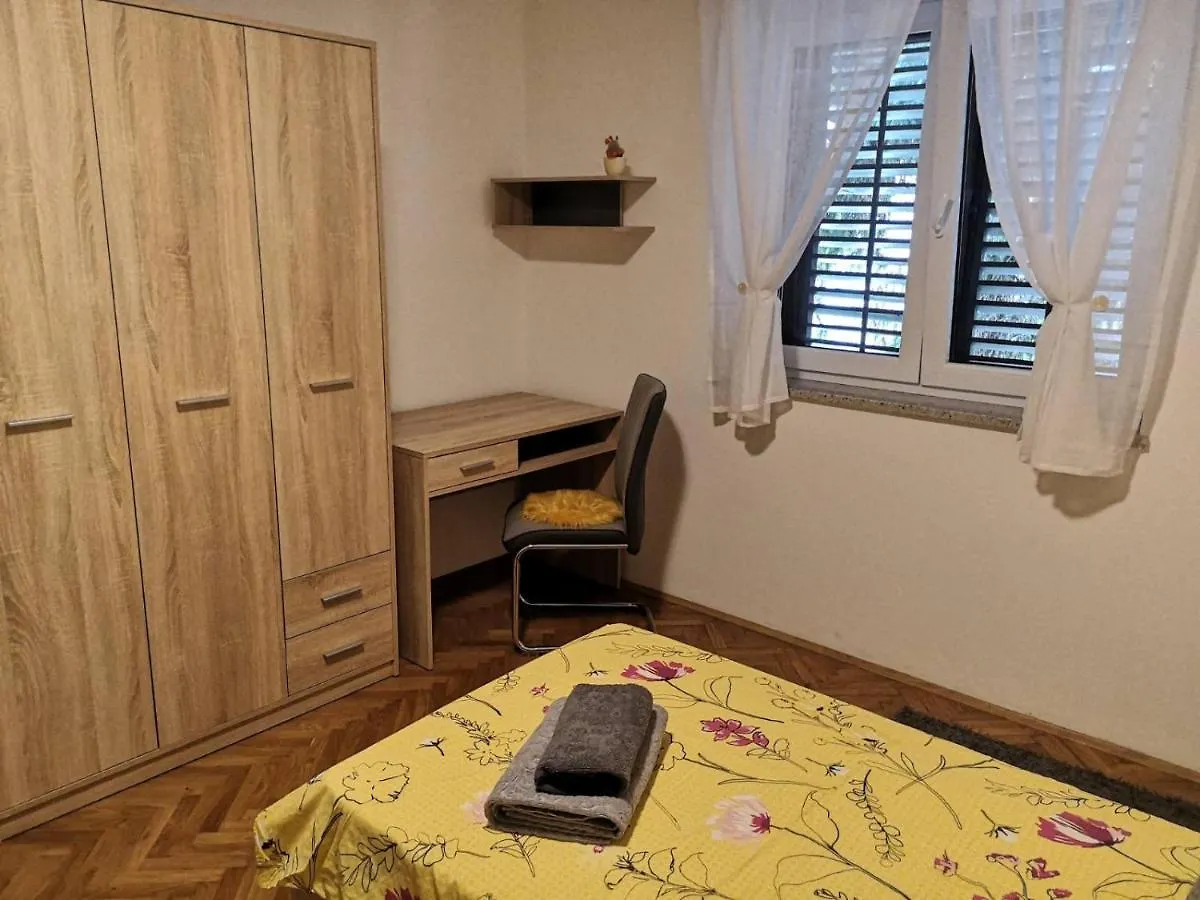 Eugenia Apartamento Pula 0*,
